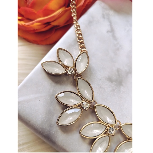 Nwt Pearly jewel necklace - Picture 2 of 2